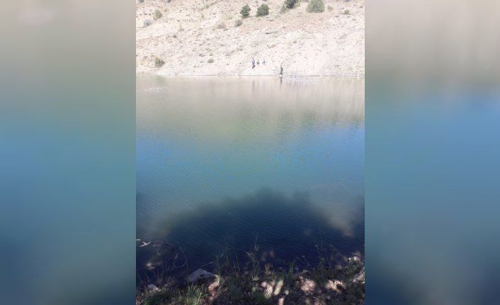 Gölete giren genç kayboldu