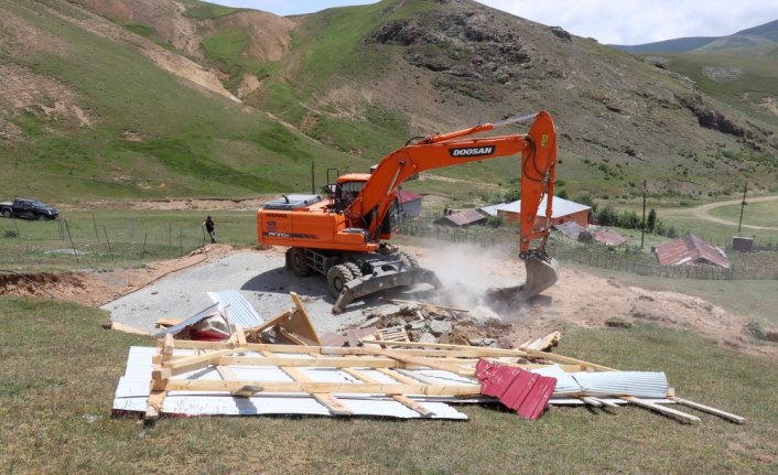 Gümüşhane yaylalarındaki kaçak yapılar yıkılıyor
