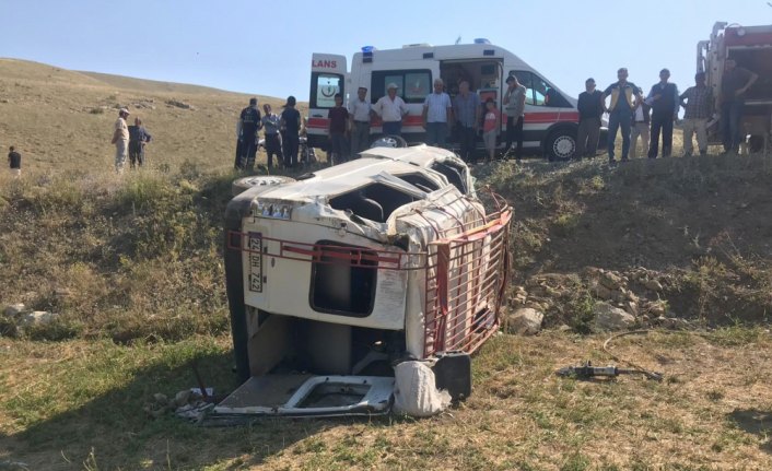 Gümüşhane'de minibüs şarampole devrildi: 1 ölü, 18 yaralı