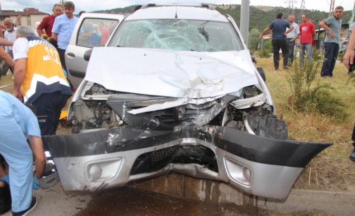 Hafif ticari araç aydınlatma direğine çarptı: 5 yaralı