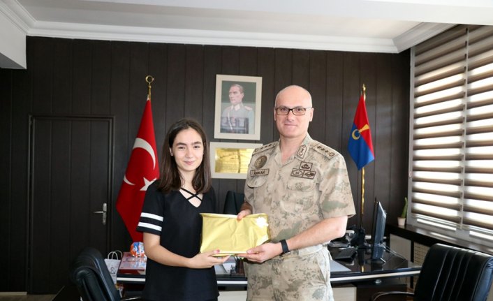 İl Jandarma Komutanı Albay Arıkan'dan başaralı öğrenciye tablet