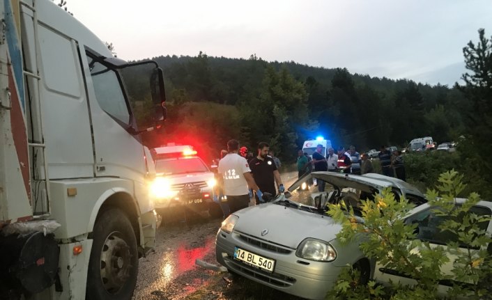 Karabük'te otomobil kamyonla çarpıştı: 2 ölü, 2 yaralı
