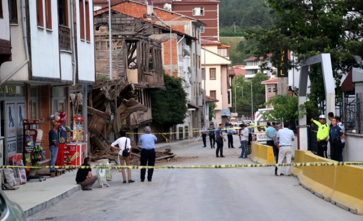 Kastamonu'da 3 katlı tarihi ahşap bina çöktü