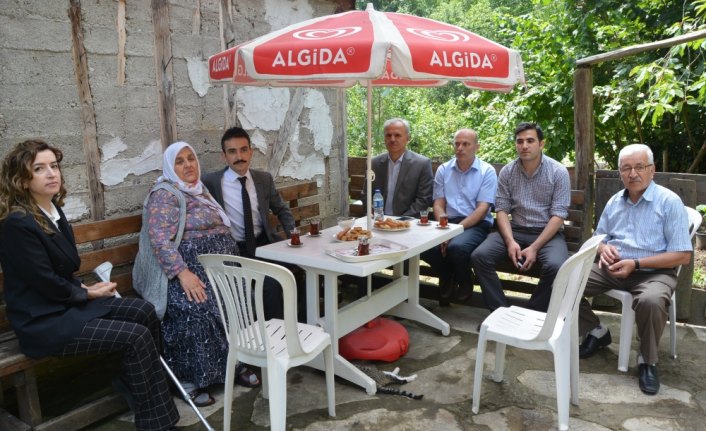 Kastamonu'da hükümlüler şehit mezarlarının temizliğini yaptı
