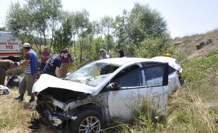 Kastamonu'da otomobil tarlaya devrildi: 5 yaralı