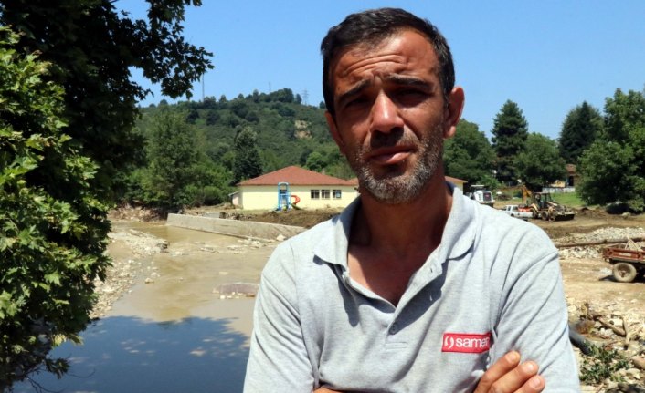 Kayıp eşi ve çocuklarından gelecek iyi haberi bekliyor