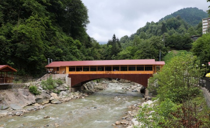 Köprünün üstünde yaptırılan restroran ilgi görüyor