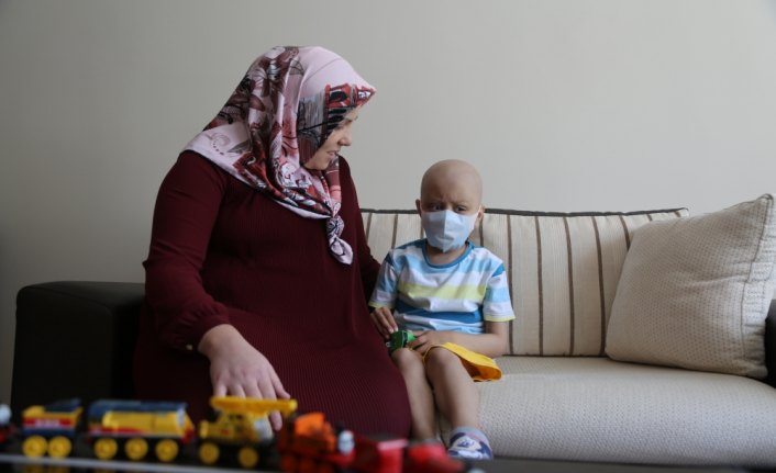 Küçük Ali İhsan yaşıtları gibi koşup oynamak istiyor