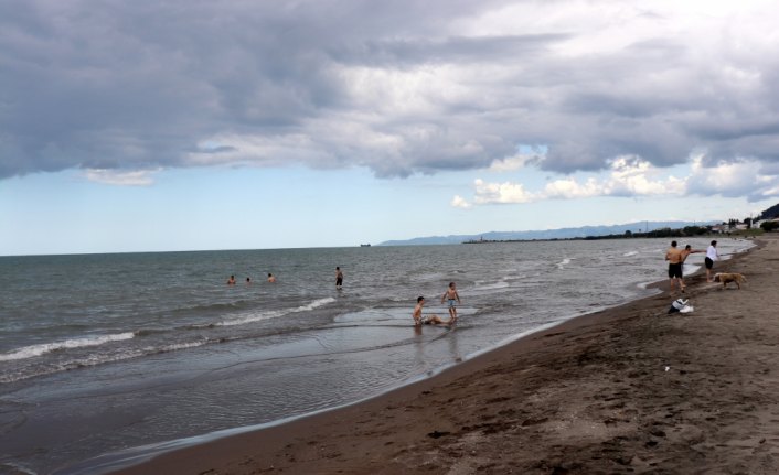 Ordu'da iki kişi boğulma tehlikesi geçirdi