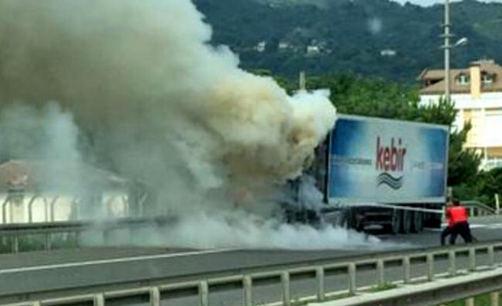 Ordu'da seyir halindeki tır yandı