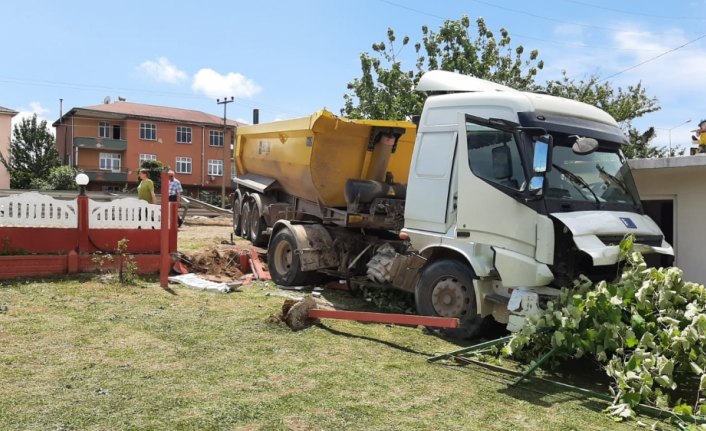Otomobille çarpışan hafriyat kamyonu restoranın bahçesine girdi
