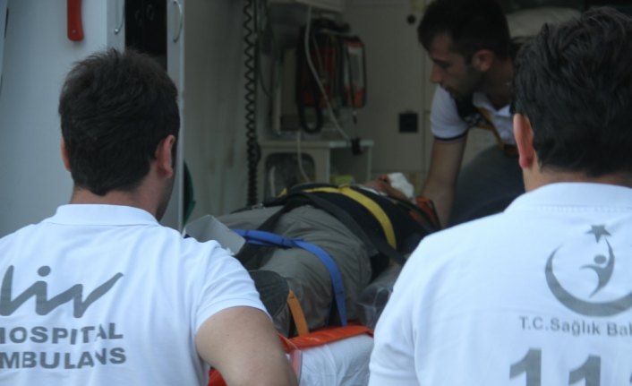 Paraşütçü çalılıklara takılıp uçuruma düştü