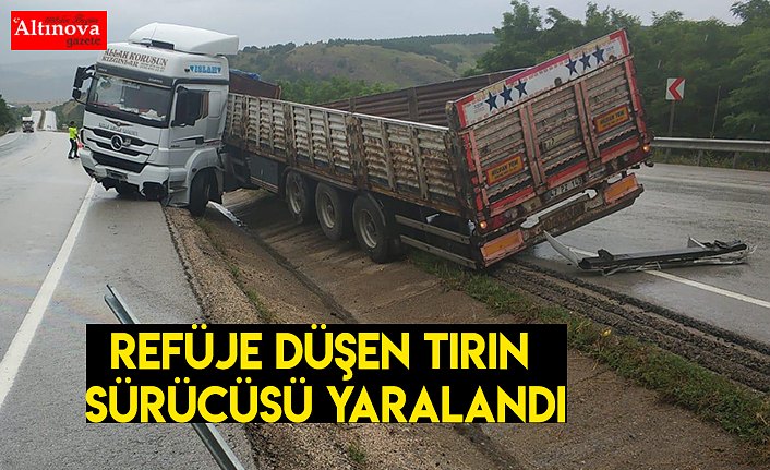Refüje düşen tırın sürücüsü yaralandı