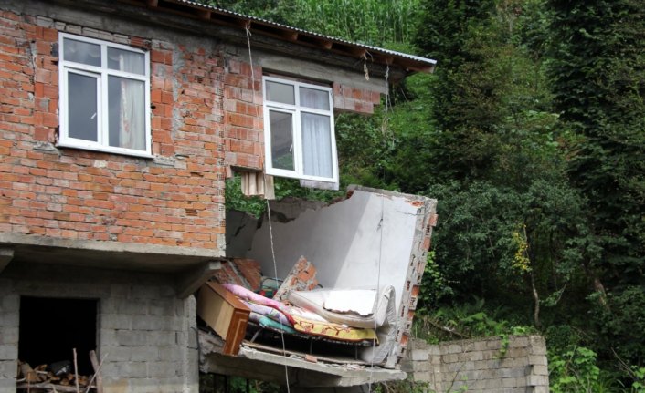 Rize'de bir ev kısmen yıkıldı