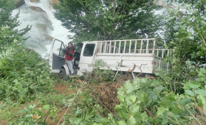 Rize'de kamyonet dereye yuvarlandı: 3 yaralı