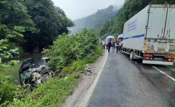 Rize'de minibüs ile kamyon çarpıştı: 4 yaralı