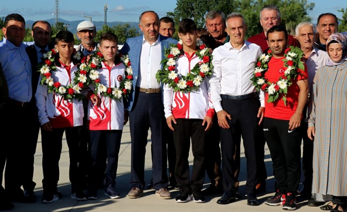 Şampiyon güreşçi Alperen Berber çiçeklerle karşılandı