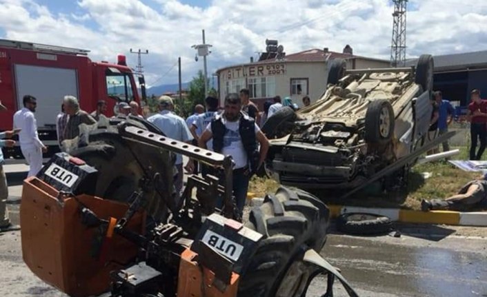 Samsun'da hafif ticari araç ile traktör çarpıştı: 9 yaralı