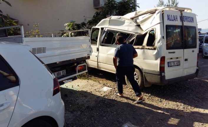 Samsun'da işçi servisi ile kamyonet çarpıştı: 7 yaralı