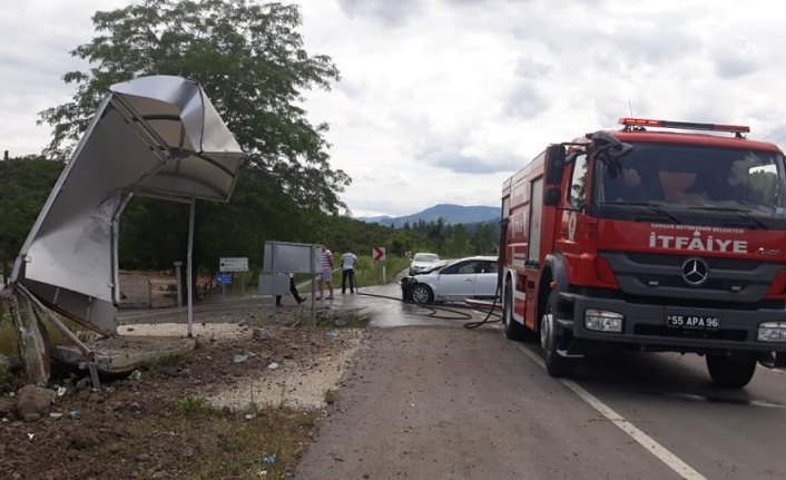 Samsun'da otomobil otobüs durağına çarptı: 5 yaralı