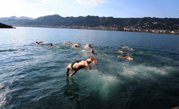 Şehitler için kulaç attılar