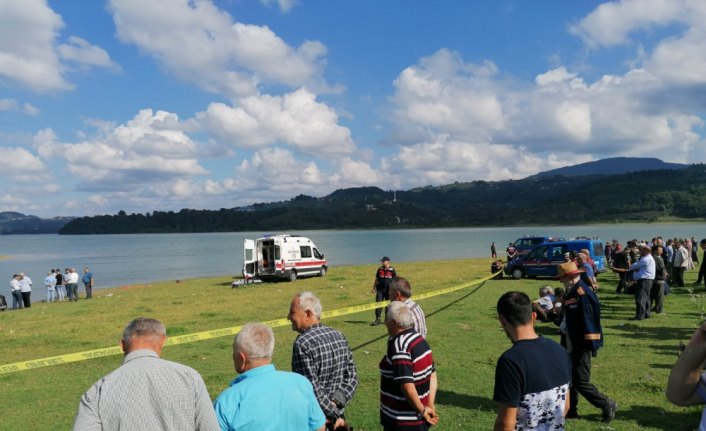 Serinlemek için girdiği baraj gölünde boğuldu