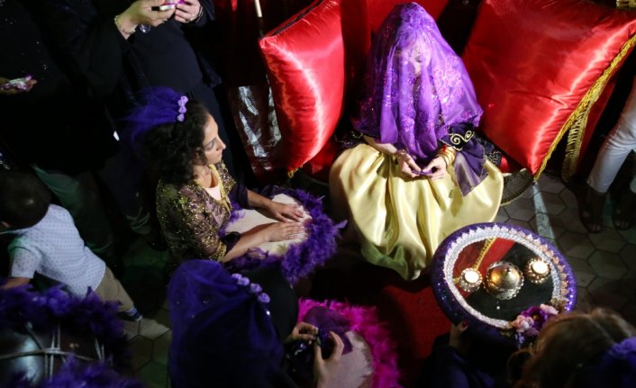 Sevgileriyle engellerini ve uzaklığı aştılar