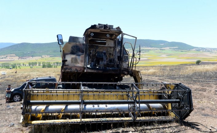 Tarlada çıkan yangında biçerdöver de yandı