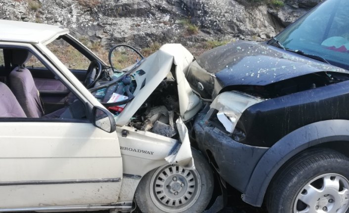 Tokat'ta hafif ticari araç ile otomobil çarpıştı: 4 yaralı