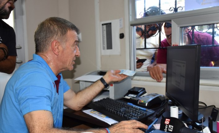 Trabzonspor'da başkan Ağaoğlu, kombine kart satışı yaptı