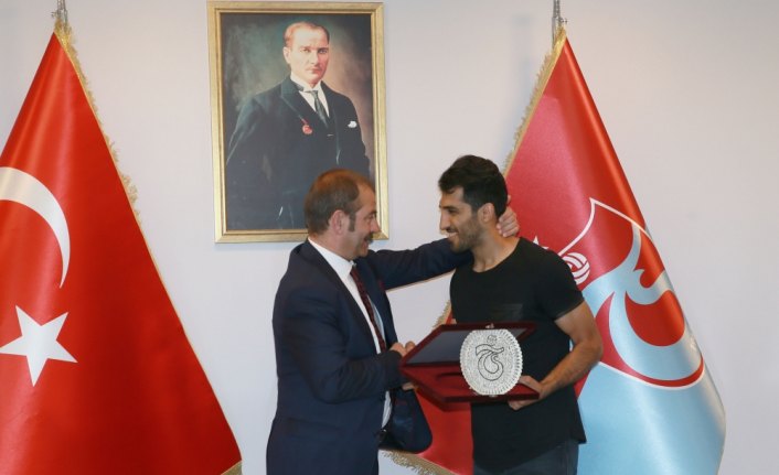 Trabzonspor'dan Vahid Amiri'ye teşekkür plaketi