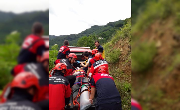 Uçuruma düşen kişiyi itfaiye ekipleri kurtardı