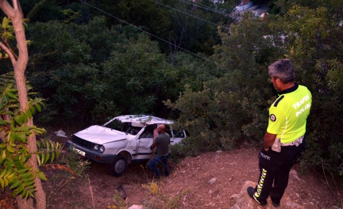 Uçuruma düşen otomobilden atlayarak kurtuldu