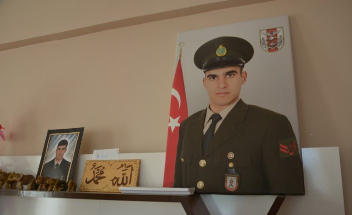 Vali Dağlı Suriye'de yaralanan askeri ziyaret  etti