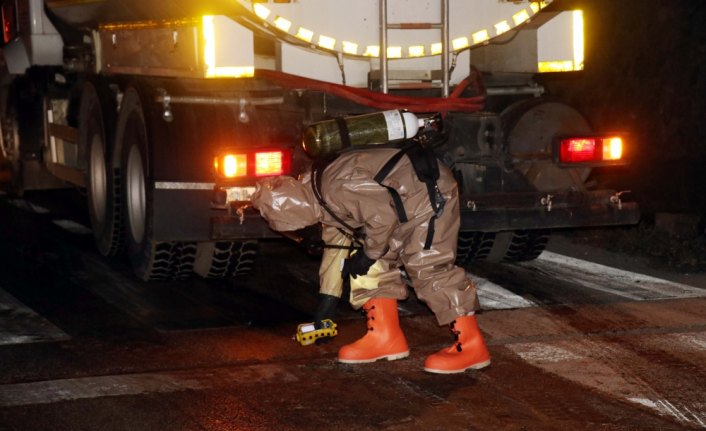 Yola dökülen kağıt rulolar trafiği aksattı