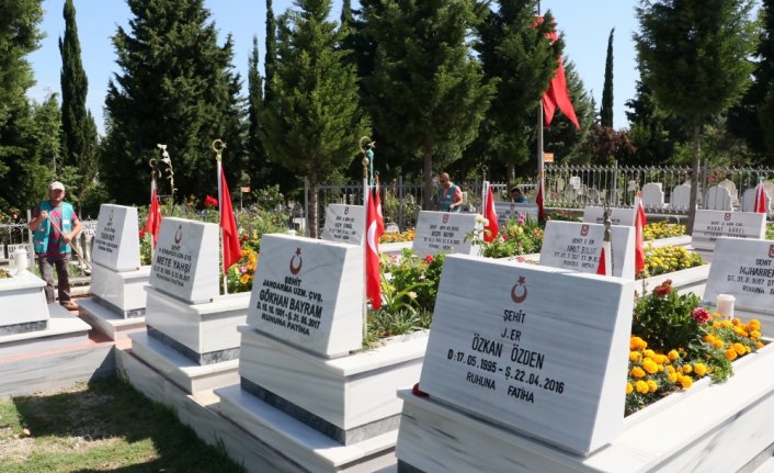 Yükümlüler şehitlikte görev yaptı