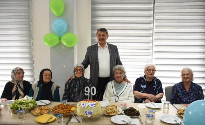 90'lık ninelere doğum günü sürprizi