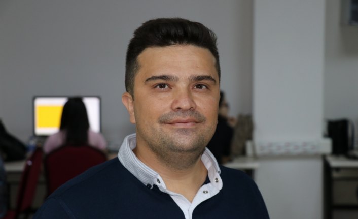 Afgan anne ve kızları eğitimle hayata tutundu