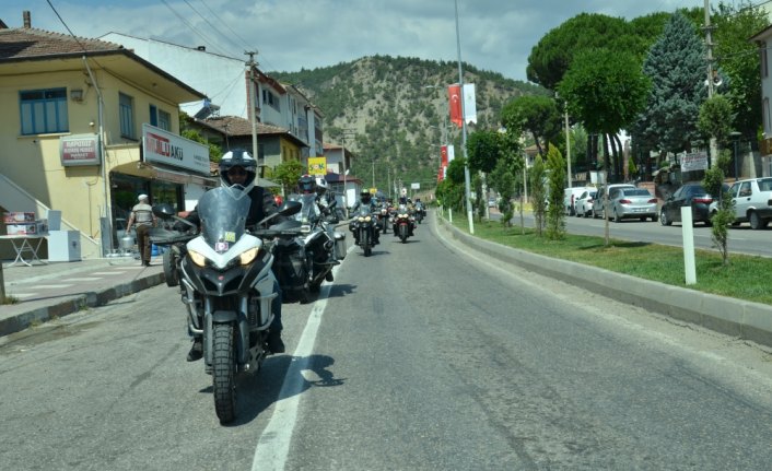 Almanya'dan Çin'e motosikletle gidiyorlar