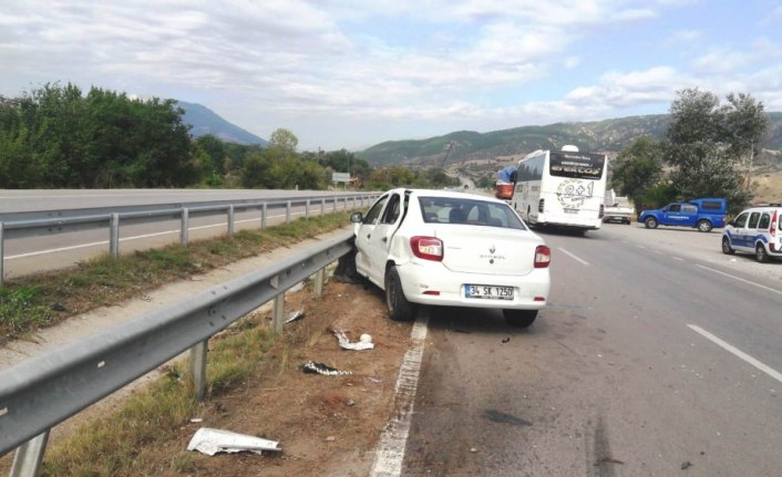 Amasya'da otomobil bariyere çarptı: 5 yaralı
