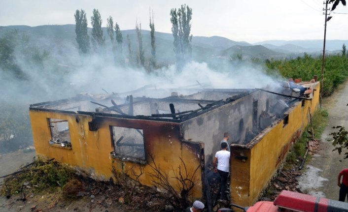 Amasya'daki yangında 5 kişilik ailenin evi kül oldu