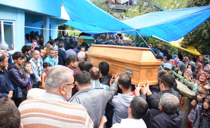 Baraja devrilen araçta ölen 4 kişinin cenazeleri defnedildi