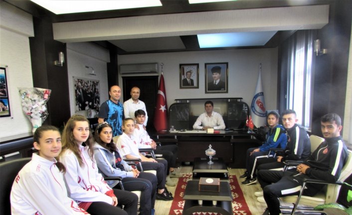 Başarılı tekvandoculardan Kaymakam Şenay'a ziyaret