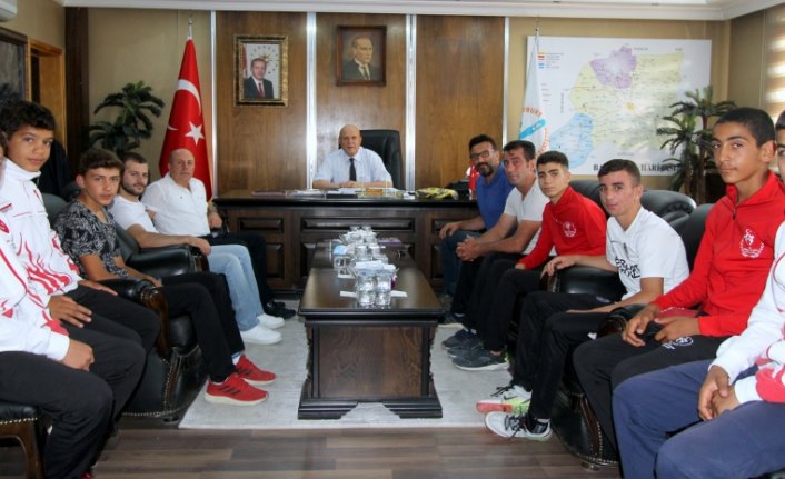 Başkan Pekmezci, başarılı boksörleri altınla ödüllendirdi