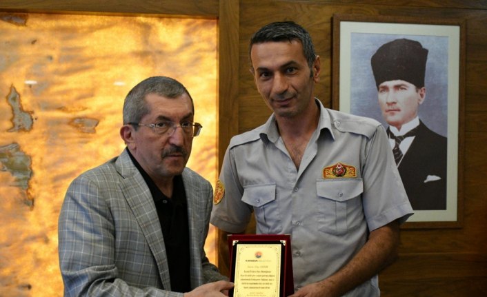 Bebeği yangından kurtaran itfaiyecilere plaket