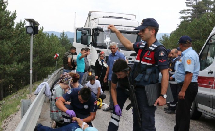 Bolu'da otomobille tır çarpıştı: 6 yaralı
