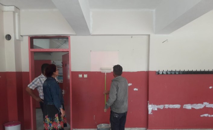 Cezasını okul boyayarak çekiyor