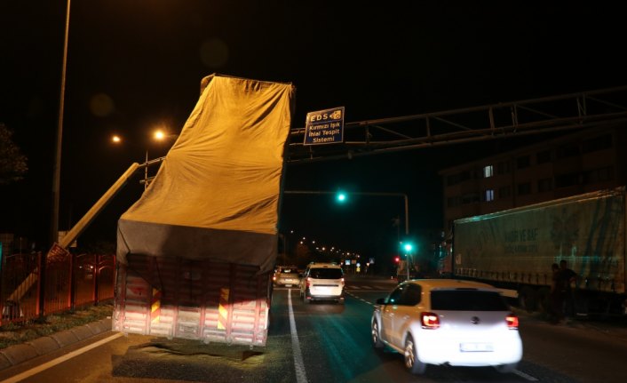 Damperi açılan kamyon kameraların bulunduğu direğe çarptı