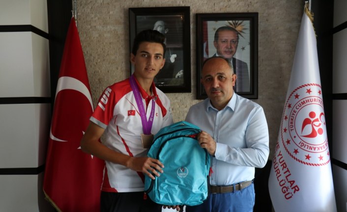 Dünya şampiyonasından madalya ile dönen sporcuya karşılama