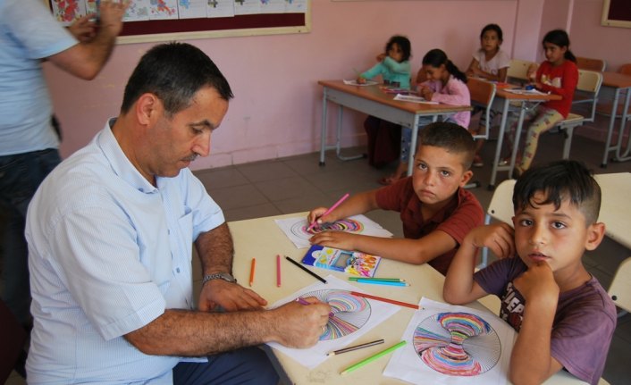 Ebeveynler tarlaya, çocuklar okula gidiyor